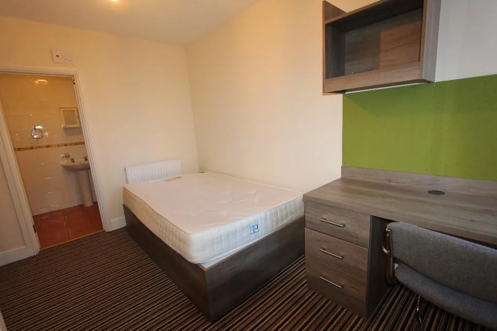 7 bedroom flat for rent