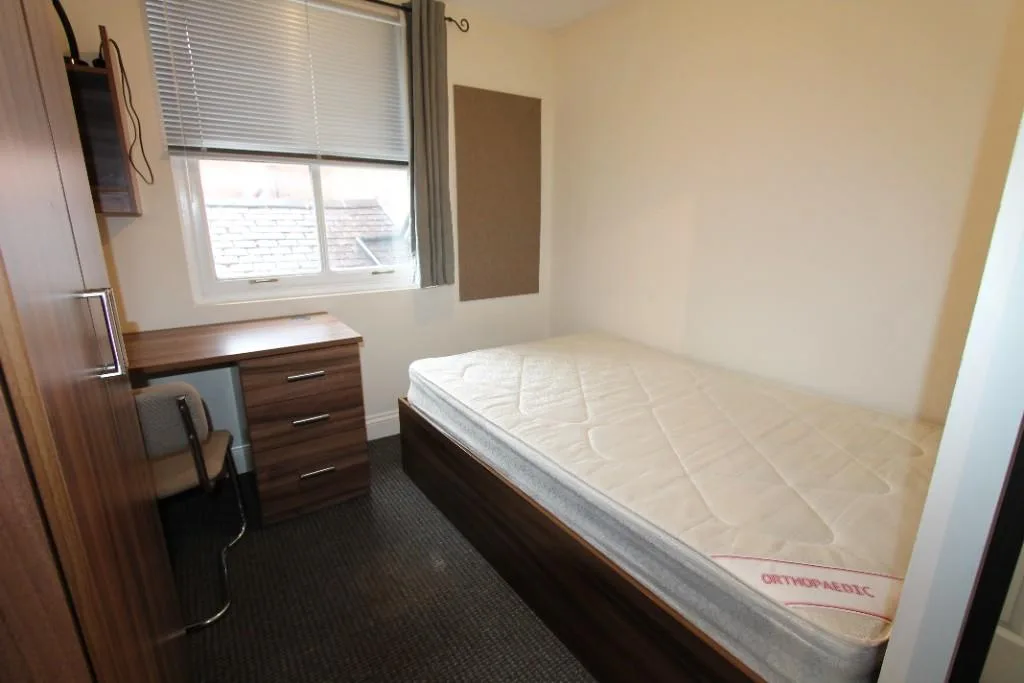 6 bedroom flat for rent