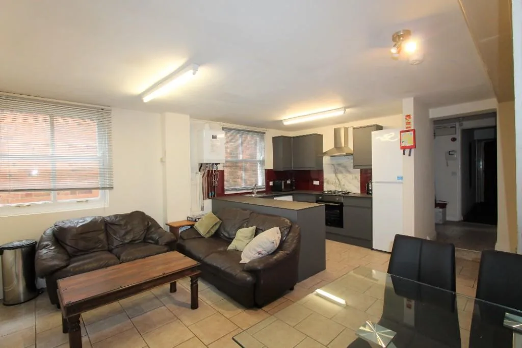 6 bedroom flat for rent