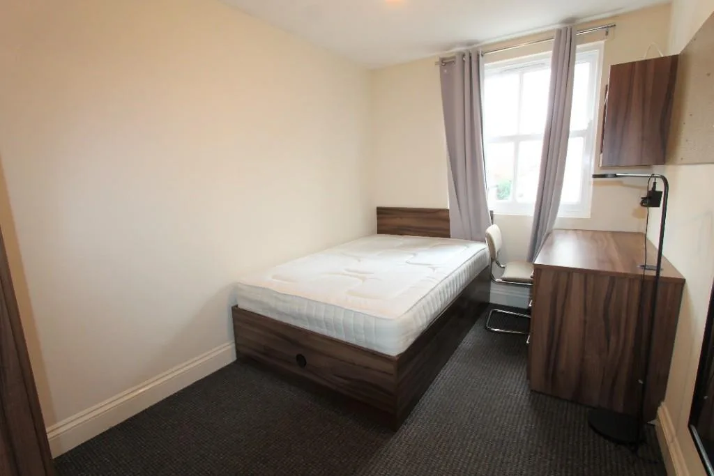 6 bedroom flat for rent