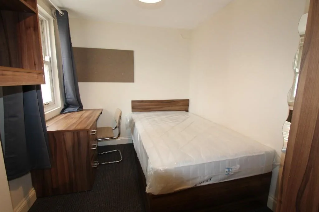 6 bedroom flat for rent