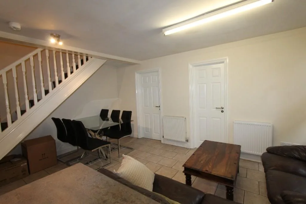 6 bedroom flat for rent
