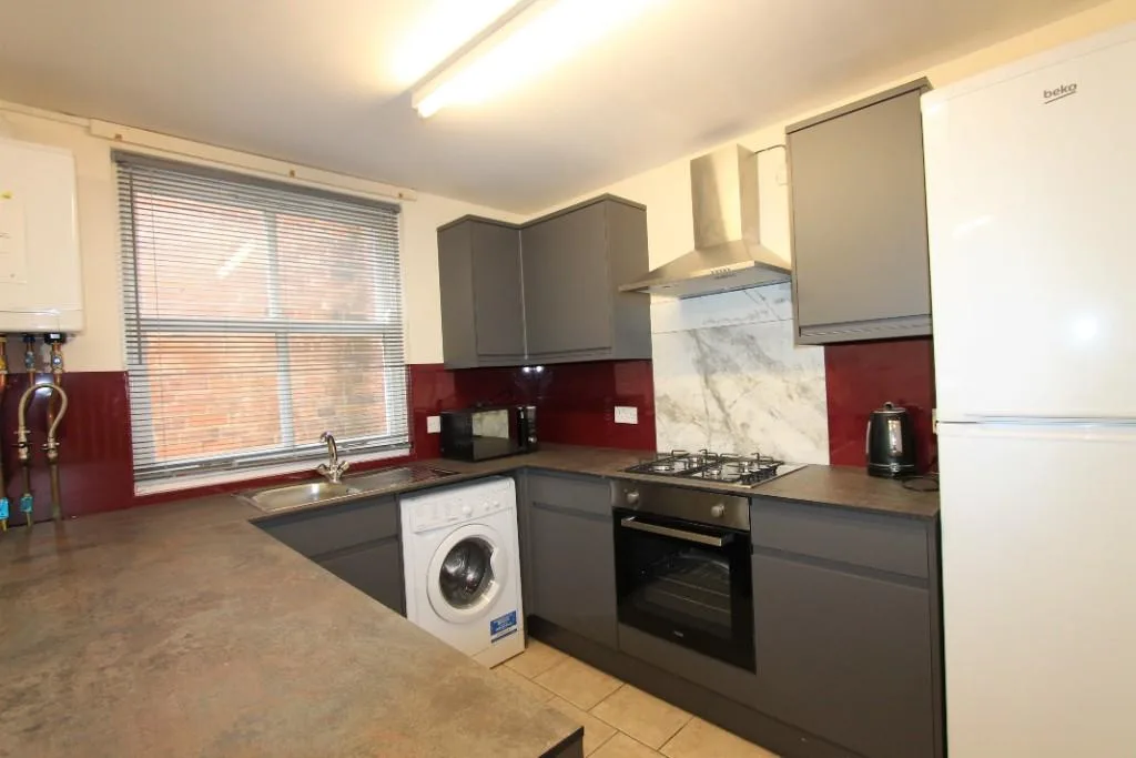 6 bedroom flat for rent