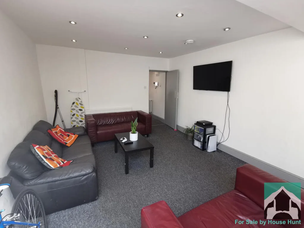 8 bedroom terraced house for rent