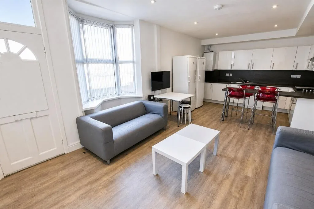 6 bedroom house for rent