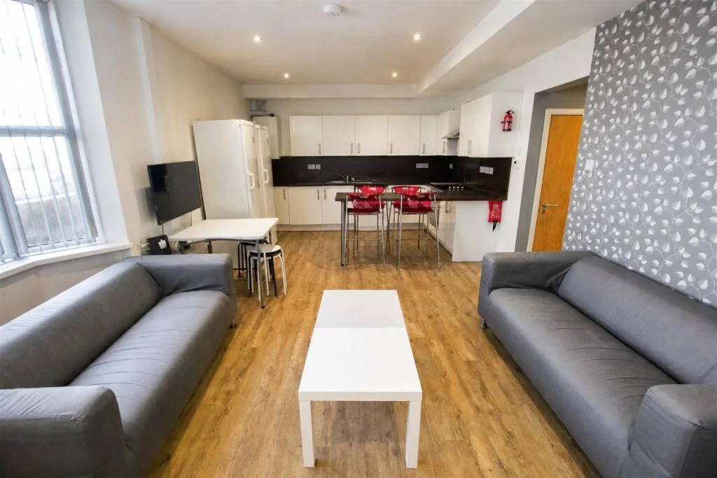 6 bedroom house for rent