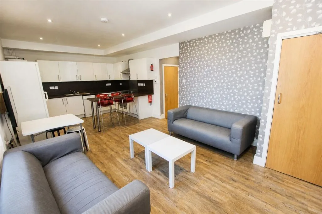 6 bedroom house for rent