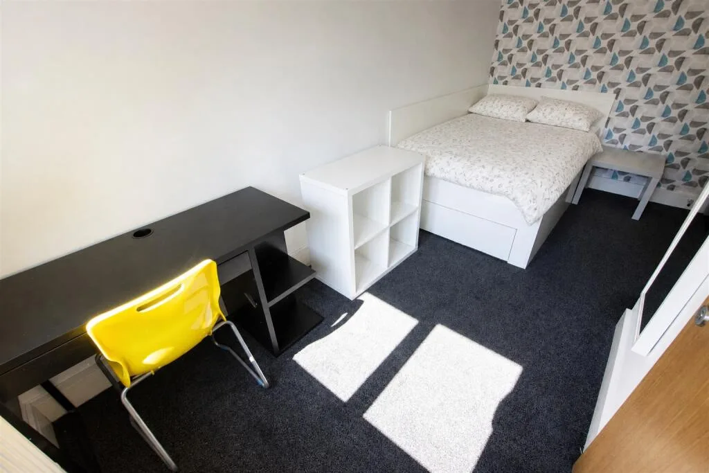 6 bedroom house for rent