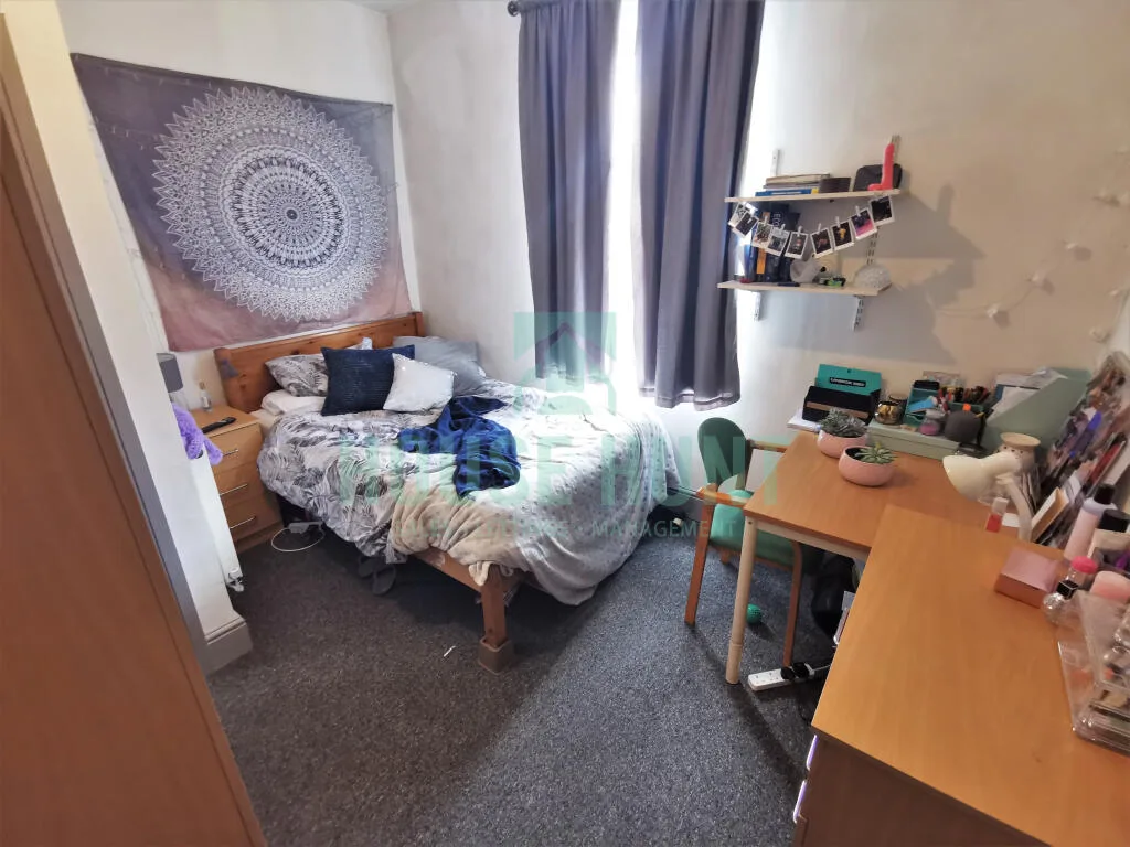 5 bedroom terraced house for rent