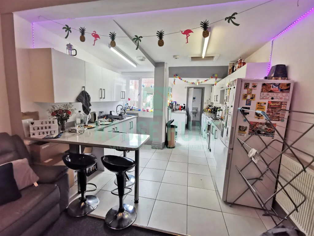 5 bedroom terraced house for rent