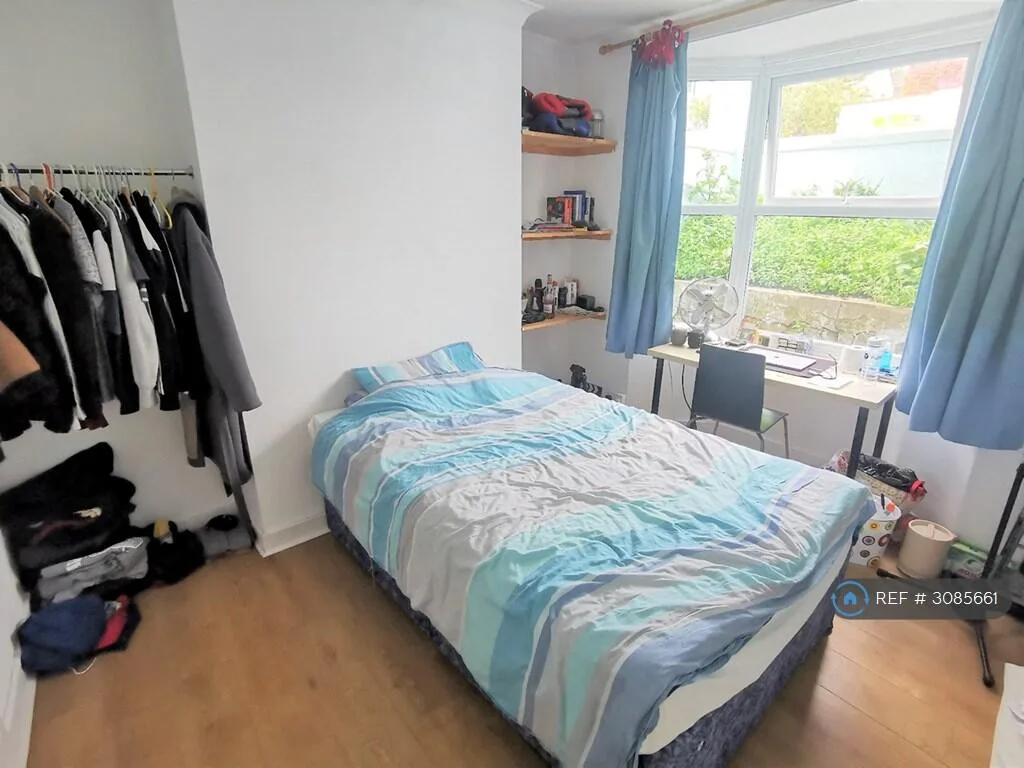 6 bedroom semi-detached house for rent