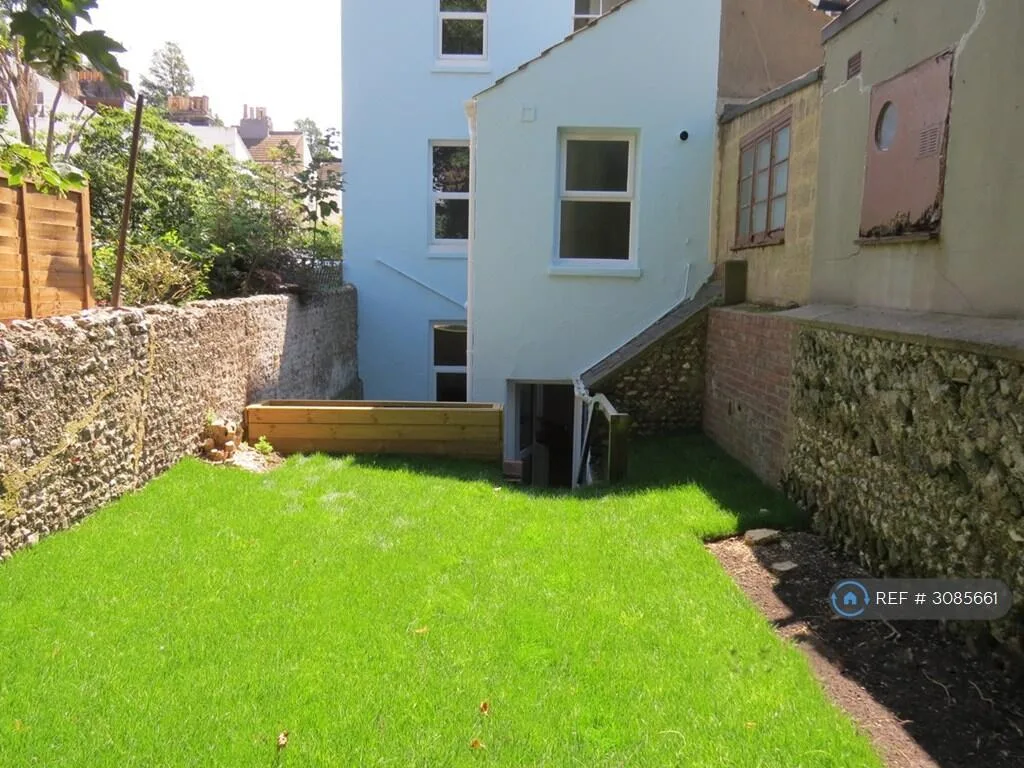 6 bedroom semi-detached house for rent