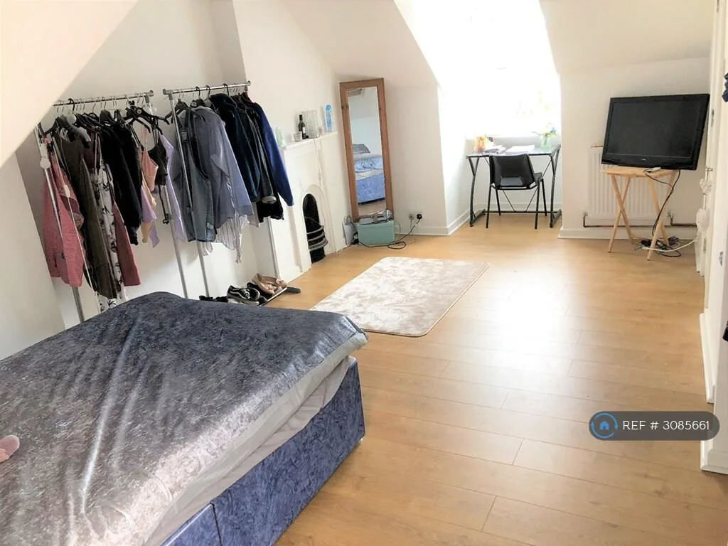6 bedroom semi-detached house for rent