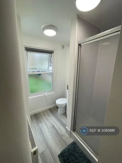 6 bedroom semi-detached house for rent