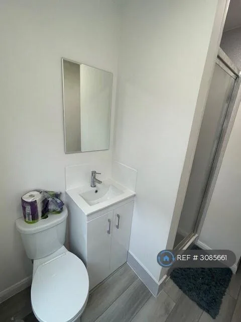 6 bedroom semi-detached house for rent
