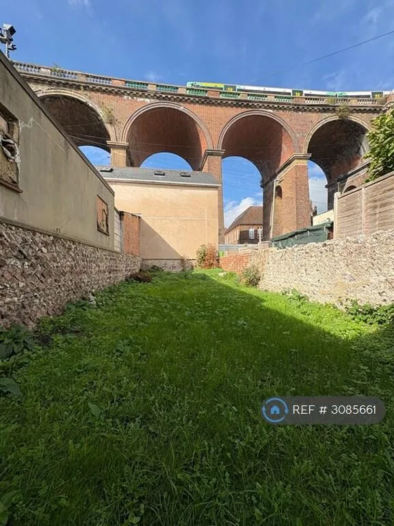 6 bedroom semi-detached house for rent