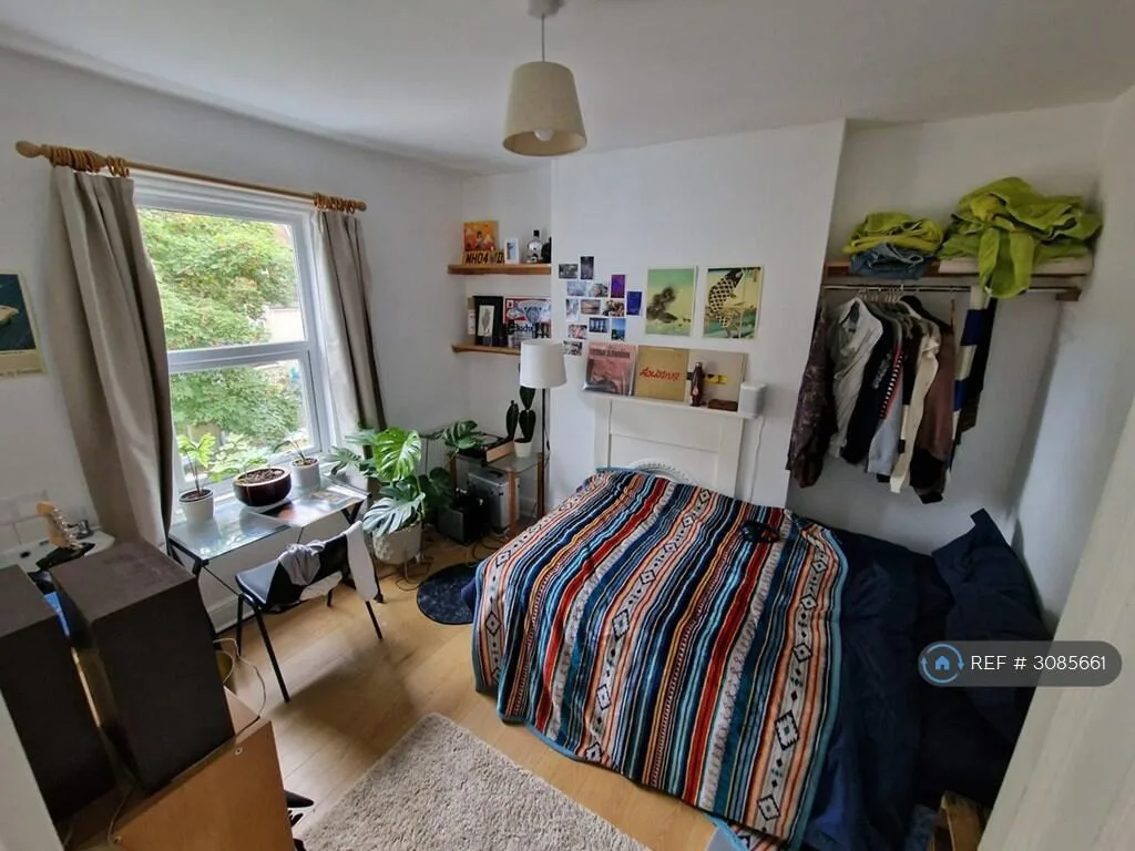 6 bedroom semi-detached house for rent