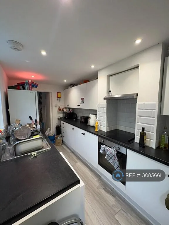 6 bedroom semi-detached house for rent