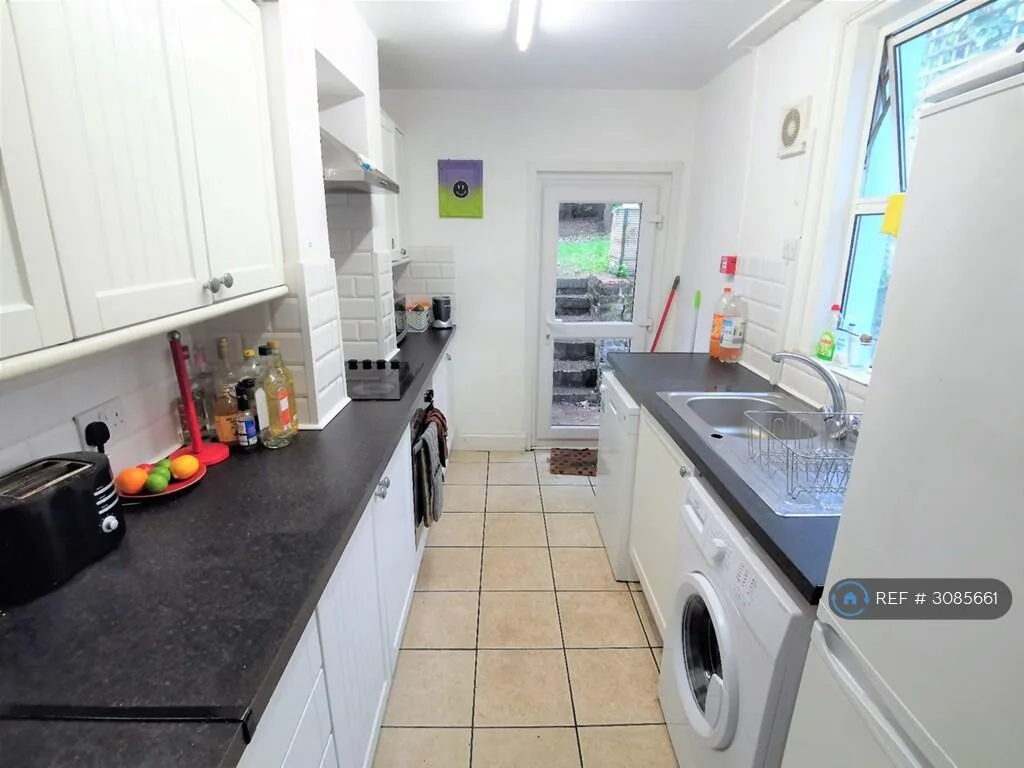 6 bedroom semi-detached house for rent
