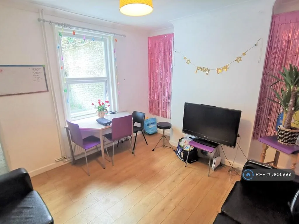 6 bedroom semi-detached house for rent