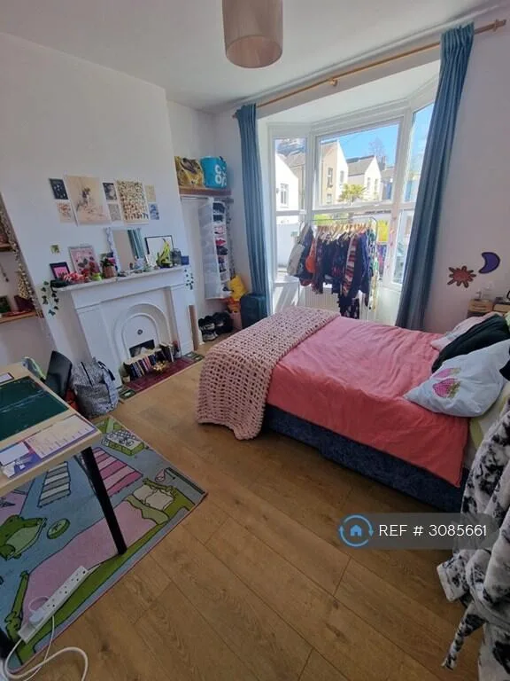 6 bedroom semi-detached house for rent