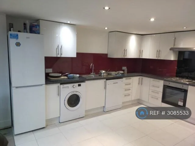 6 bedroom semi-detached house for rent