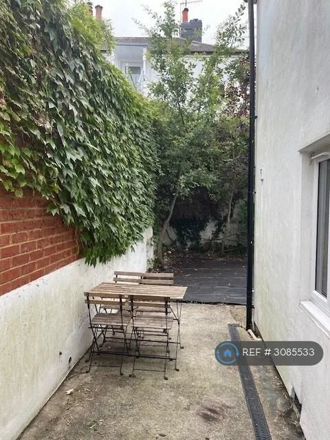 6 bedroom semi-detached house for rent