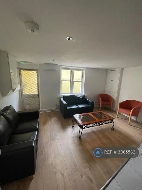6 bedroom semi-detached house for rent