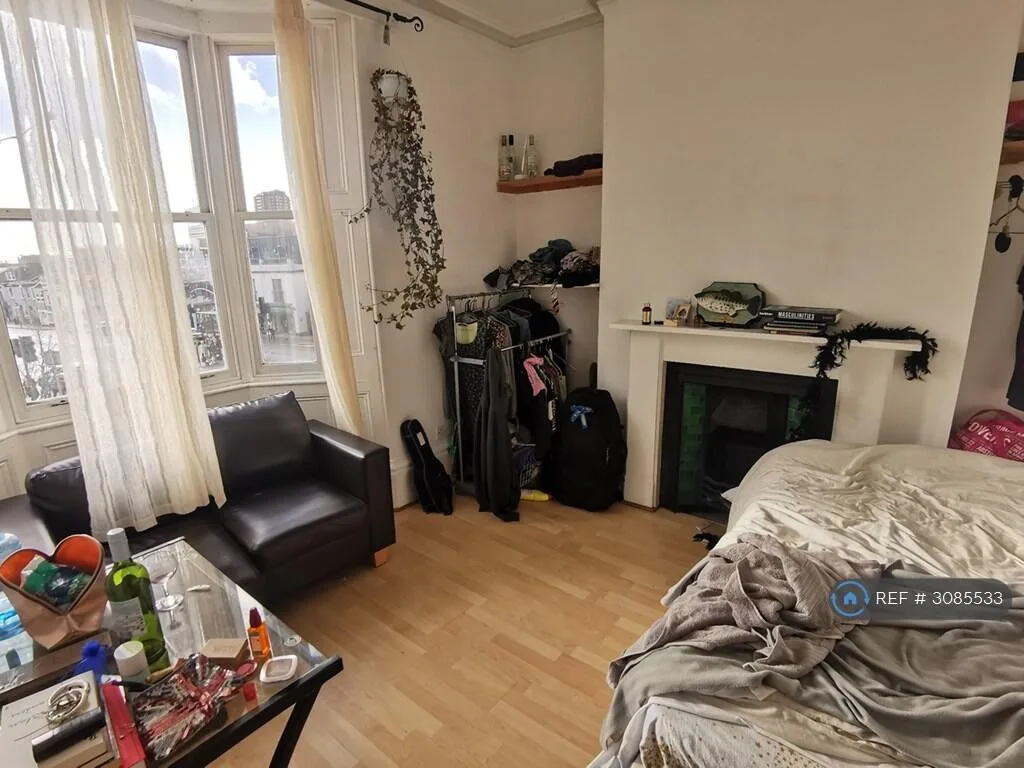 6 bedroom semi-detached house for rent