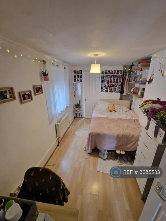 6 bedroom semi-detached house for rent