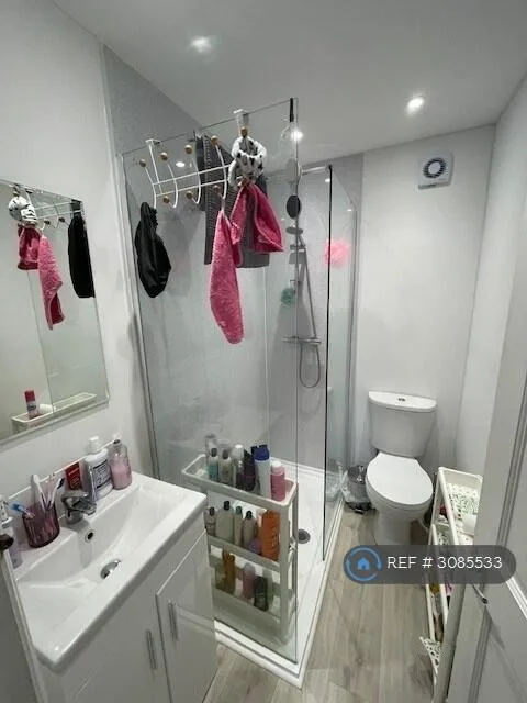 6 bedroom semi-detached house for rent