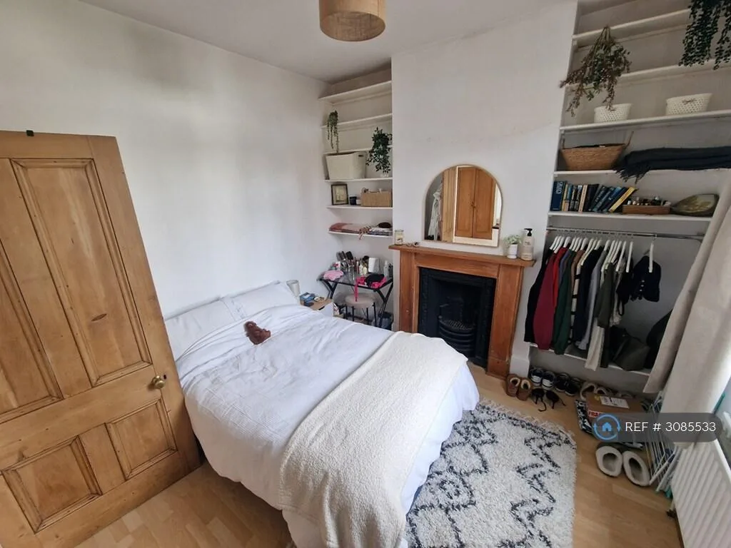 6 bedroom semi-detached house for rent