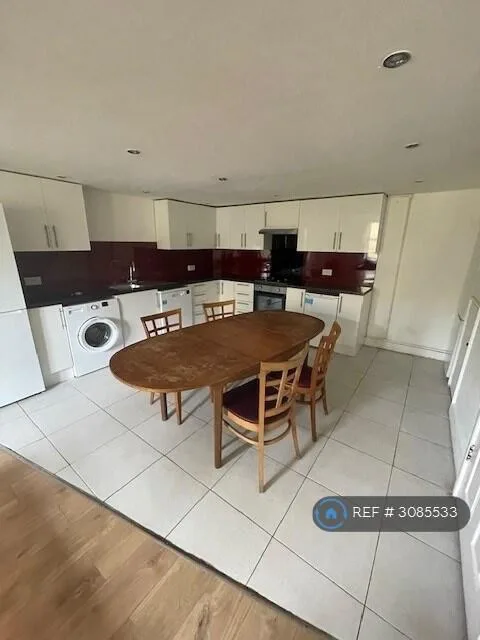 6 bedroom semi-detached house for rent