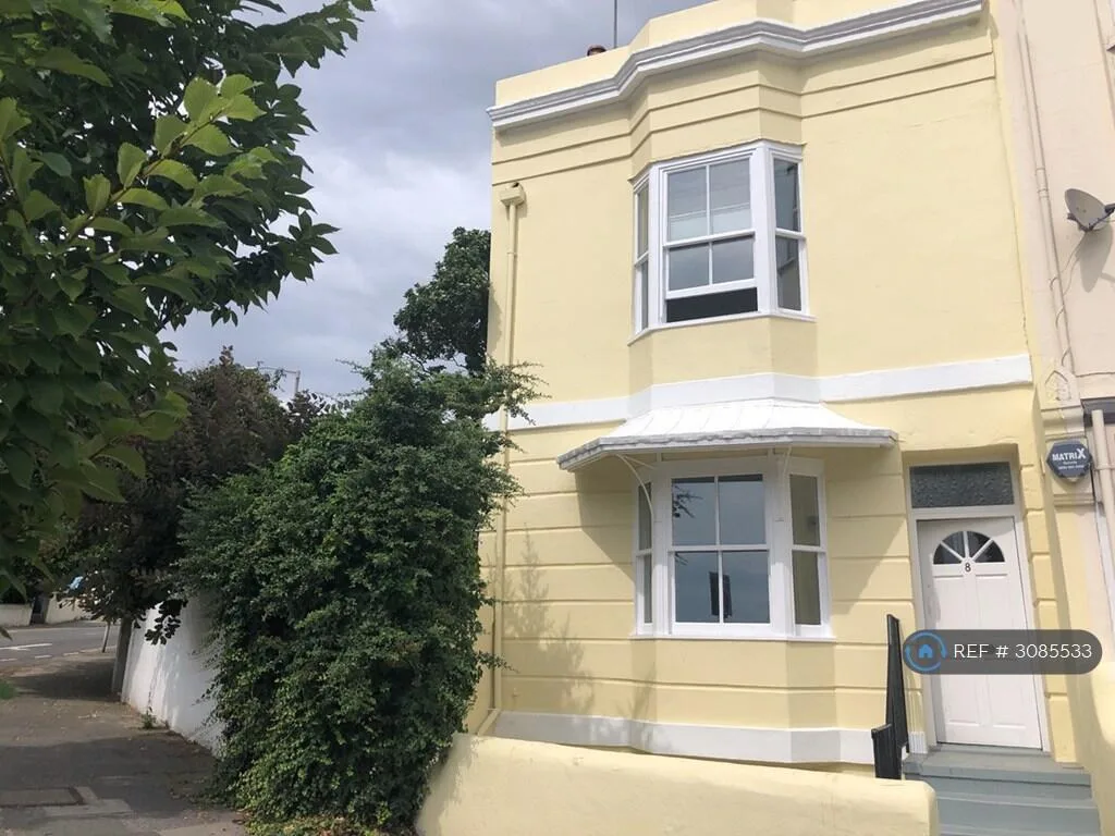 6 bedroom semi-detached house for rent