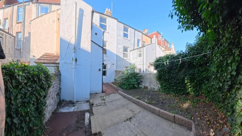 5 bedroom terraced house for rent