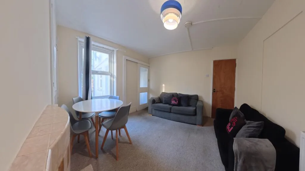 5 bedroom terraced house for rent