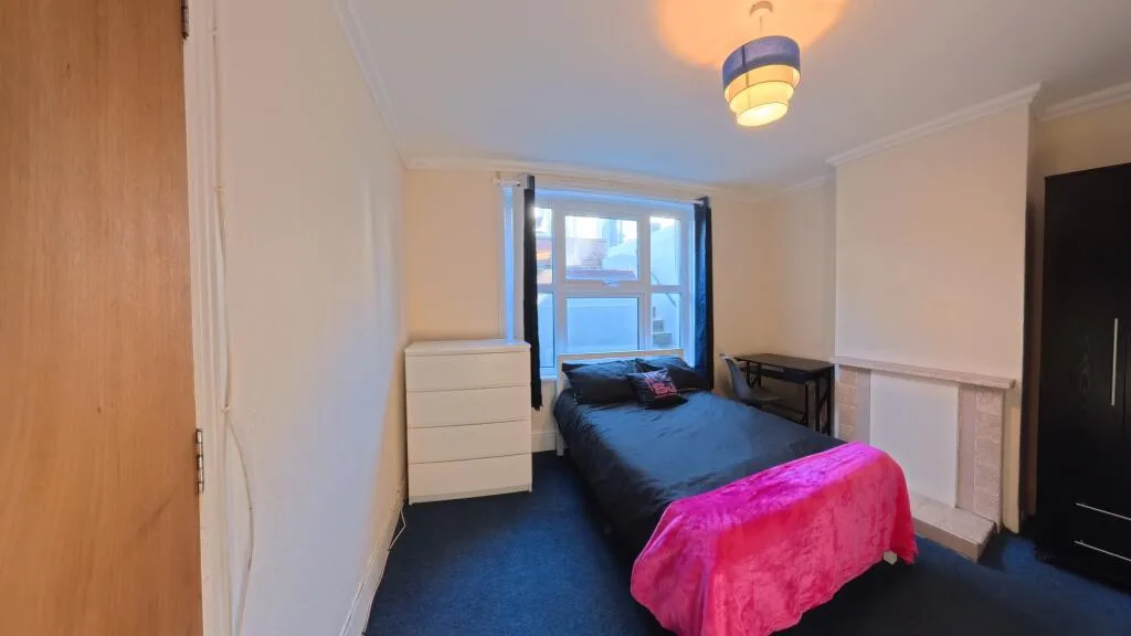 5 bedroom terraced house for rent