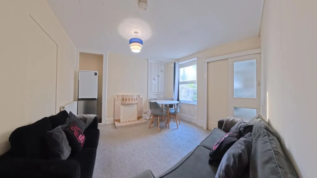 5 bedroom terraced house for rent