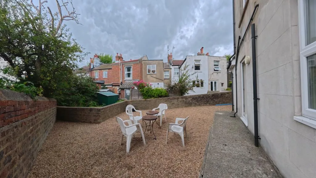 3 bedroom end of terrace house for rent