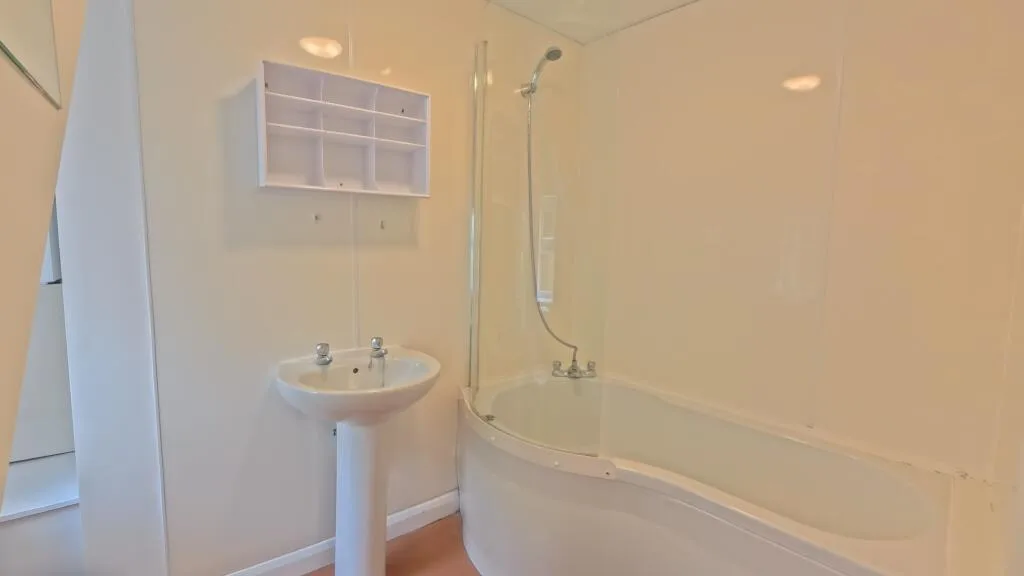 3 bedroom end of terrace house for rent