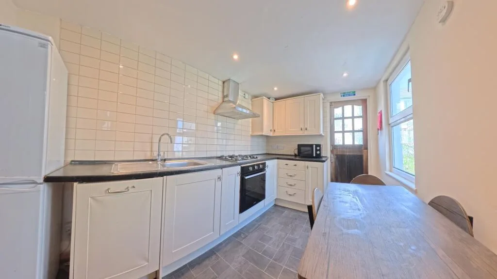 3 bedroom maisonette for rent