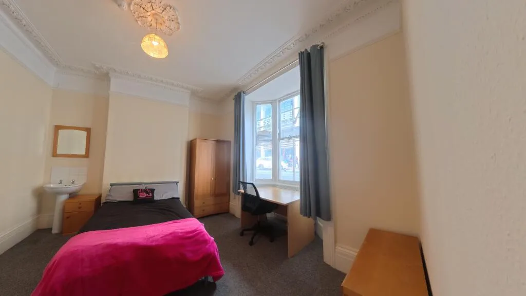 6 bedroom house for rent