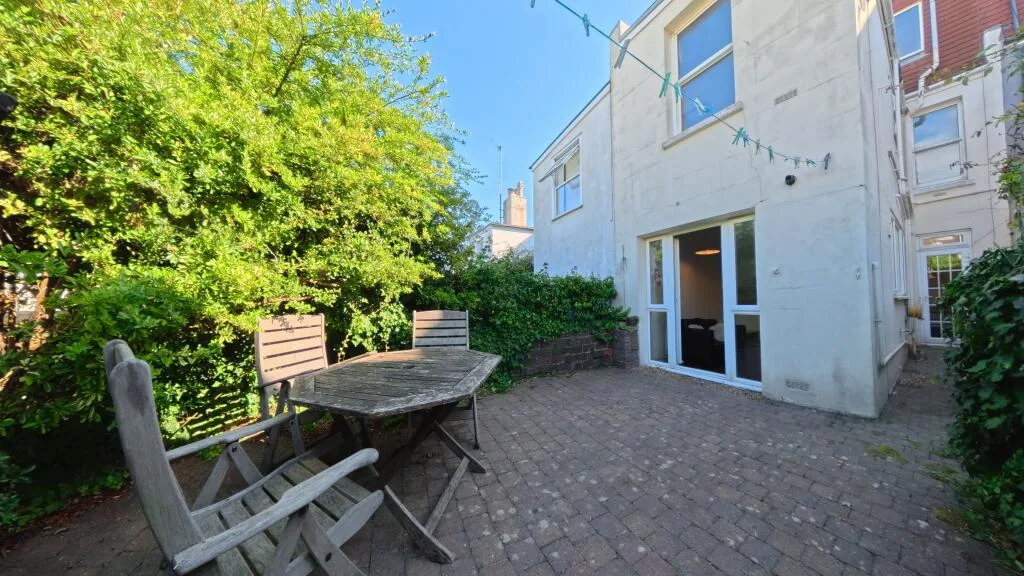 6 bedroom house for rent