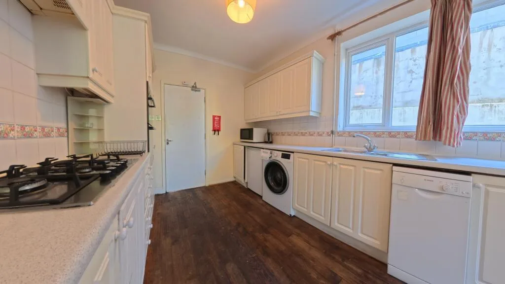 6 bedroom house for rent