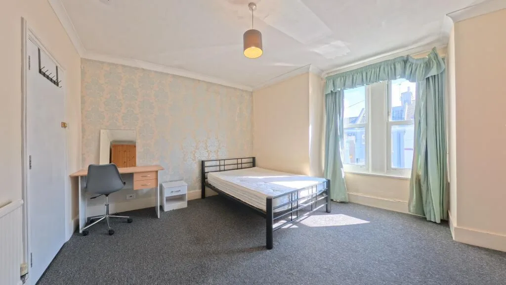 6 bedroom house for rent