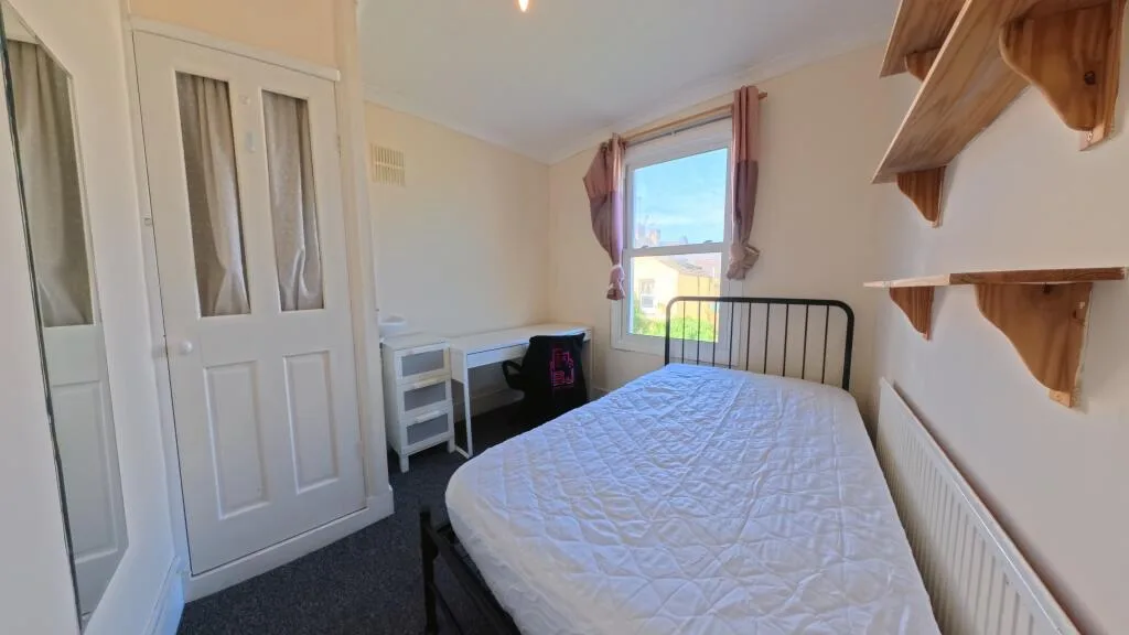 6 bedroom house for rent