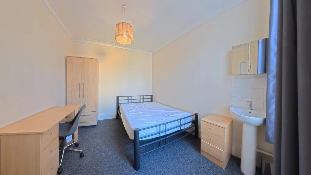 6 bedroom house for rent