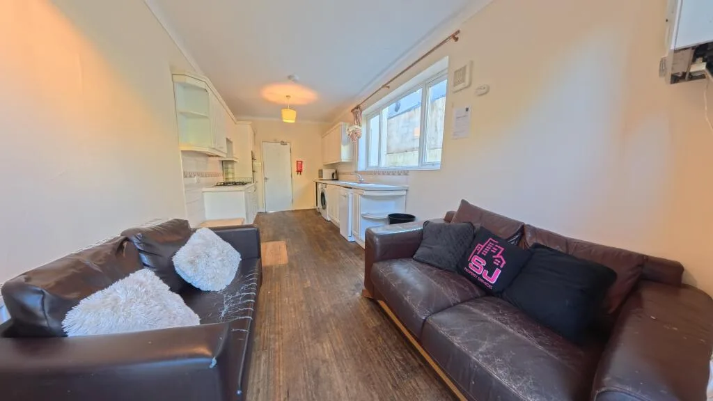 6 bedroom house for rent
