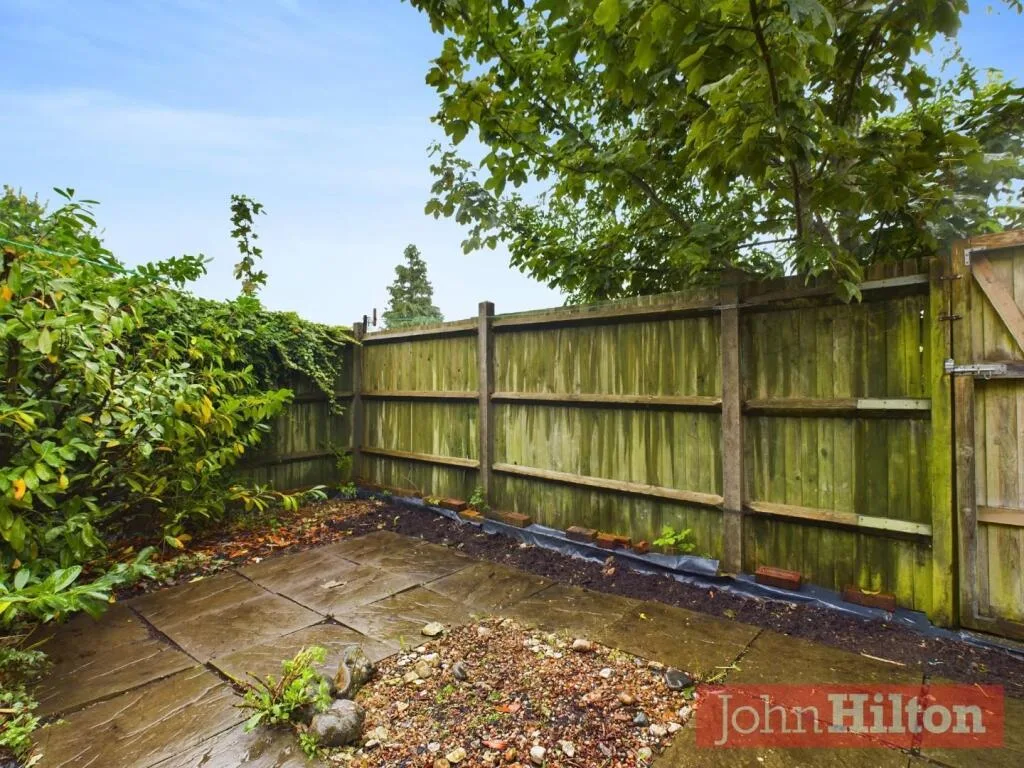 4 bedroom end of terrace house for rent