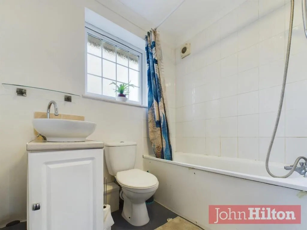 4 bedroom end of terrace house for rent